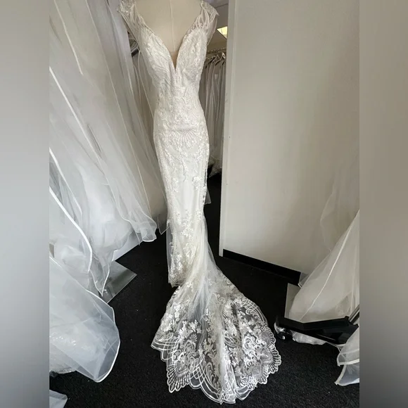 Elegant Lace Sheath ivory/nude/silver Wedding Dress. Size 12